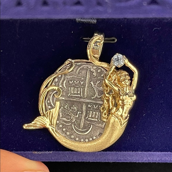 GORGEOUS SHIPWRECK COIN PENDANT IN 14kt GOLD MERMAID BEZEL WITH AQUAMRIN… - Picture 5 of 9